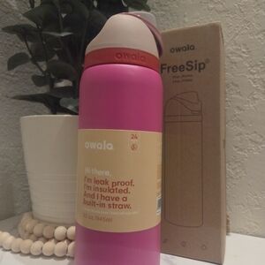 BRAND NEW!! 32oz Owala in Hot Pink!